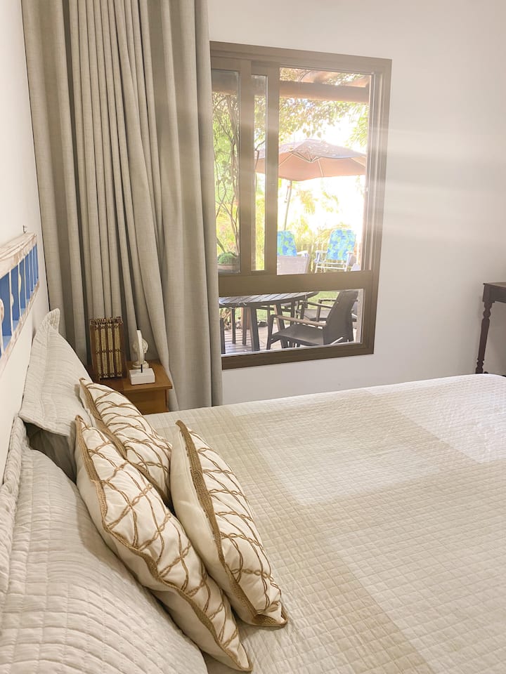 Dhomë gjumi në katin përdhes, me krevat dopio "queen" shumë të rehatshëm. Dritarja ka pamje nga ballkoni i shtëpisë.