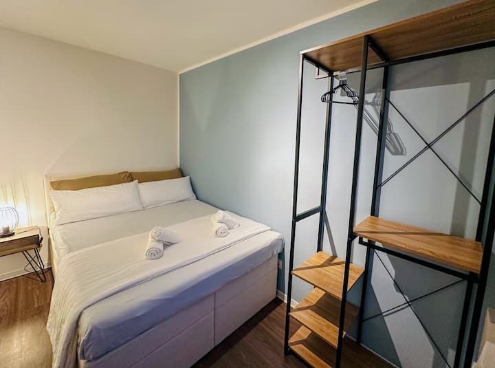 Удобен брачен кревет (широк 160 см). Биро што може да се прилагоди на електричната висина.