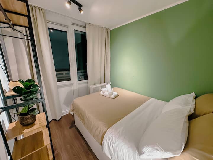 Удобен брачен кревет (широк 160 см). Вентилатор за ладен ветер.