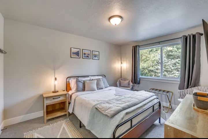 Დედოფლის ზომის საწოლი დამატებითი დასაჯდომი ადგილით. Ბარგის საკიდი და ტელევიზორი