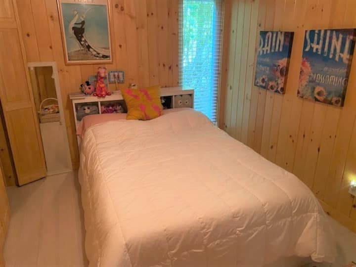 חדר שינה שלישי למטה, מיטה מלאה.