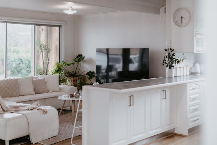 Seven Mile Beach Holiday Home – unwind and restore gallery image 3