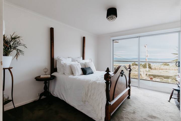 Seven Mile Beach Holiday Home – unwind and restore gallery image 2