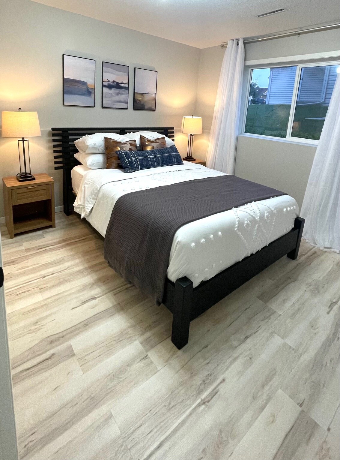 配备标准双人床，位于低层。