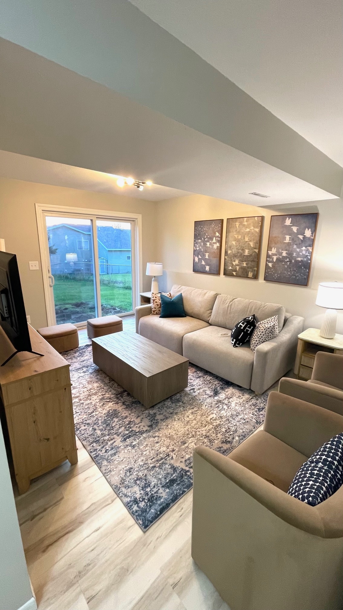 标准双人床可转换沙发和舒适的壁炉，供您在Netflix和放松时光。