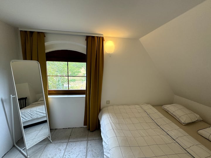 Menší pokoj. Postel 160x200 cm.