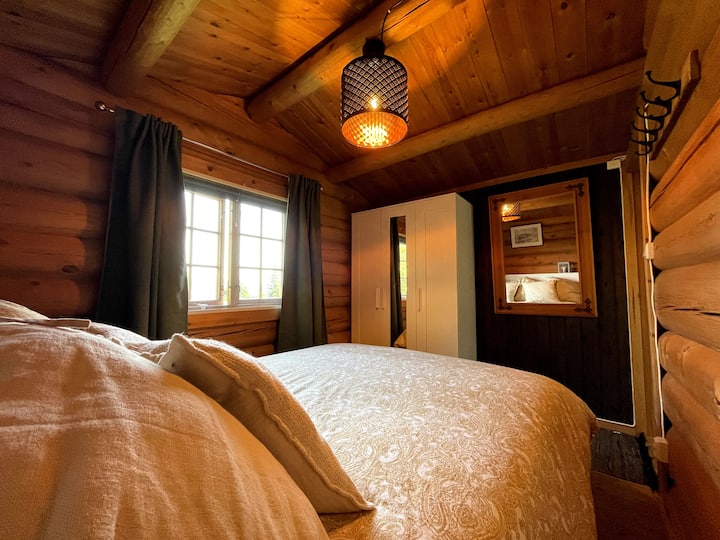 Priestranná manželská posteľ s veľkým úložným priestorom(šatníkom). Okná majú obrazovky. 