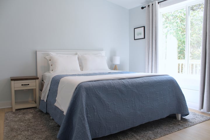 Lake bedroom.
