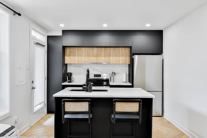 Monthly Stay + Yard + Workspace • Near Downtown - Longueuil