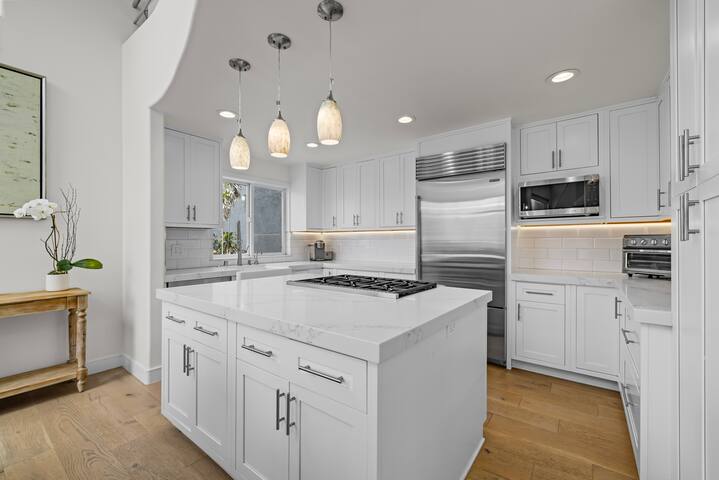 Stunning 4 story Manhattan Beach Sand Section Home gallery image 5