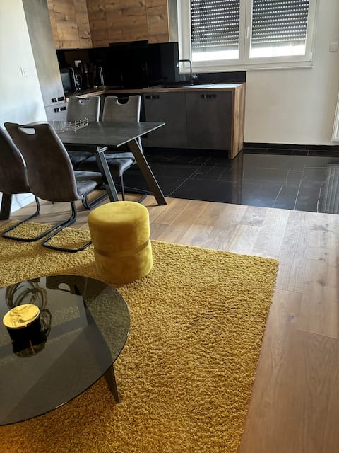 Top Airbnb: City East Apartment Zagreb with private parking in Gornja Dubrava