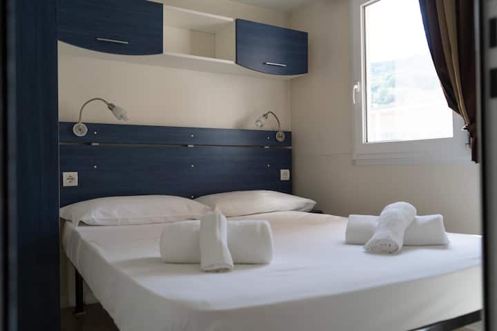 يتم تجهيز الأسرّة بالكامل عند وصول ضيوفنا. 
يتم تضمين مجموعة من الملاءات والمناشف (3 قطع لكل مجموعة)، لكل شخص، بالفعل في سعر الإقامة الليلية
(في الصيف، تتوفر البطانيات عند الطلب)