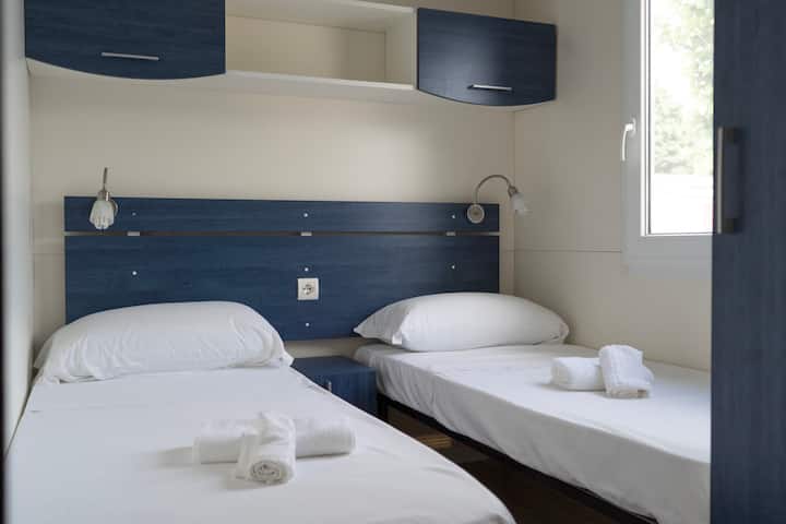 يتم تجهيز الأسرّة بالكامل عند وصول ضيوفنا. 
يتم تضمين مجموعة من الملاءات والمناشف (3 قطع لكل مجموعة)، لكل شخص، بالفعل في سعر الإقامة الليلية
(في الصيف، تتوفر البطانيات عند الطلب)