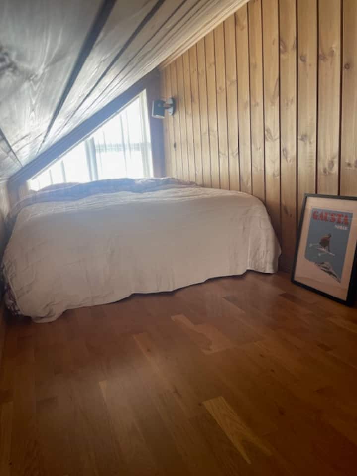 Alcove për fjetje (pa derë) me dyshekë me 2 shtresa. Krevat 150 cm