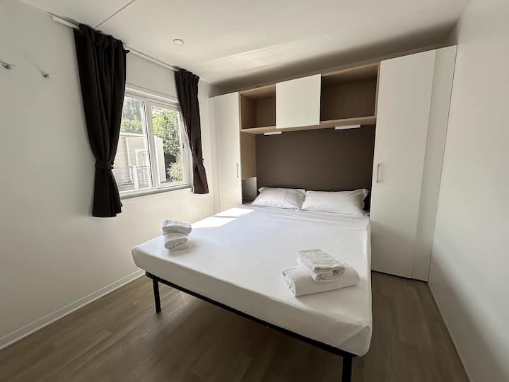 Საწოლები სრულად შედგება ჩვენი სტუმრების დაბინავების შემდეგ. 
Თეთრეულისა და პირსახოცების ნაკრები (თითოეულ კომპლექტზე 3 ცალი) უკვე მითითებულია ღამისთევის ფასში
(ზაფხულში საბნები ხელმისაწვდომია მოთხოვნისამებრ)