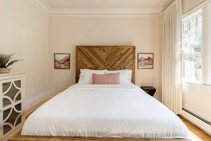 4BR • Sleeps 8 • Walk to Brunch, Bars & Boutiques