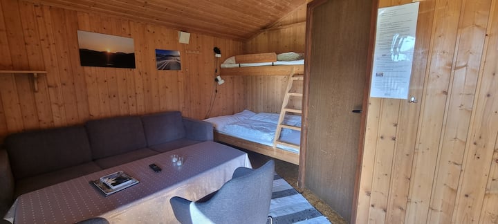Kabina # 1: Dhoma kryesore me 2 krevate marinari - krevati i poshtëm është 120 cm i gjerë - flenë 2 persona.
Divan, tavolinë, dy karrige dhe aneks kuzhine që janë lehtësisht të pajisura me enë kuzhine.
Kabina e tipit 2 nuk ka ujë të rrjedhshëm.
