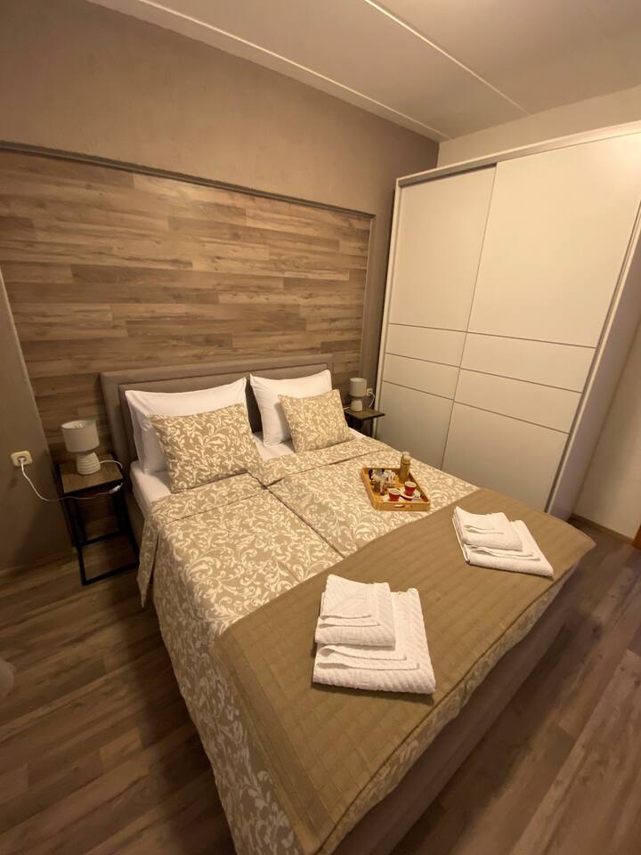 Dvojlôžková izba s manželskou poste