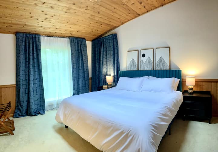 Მეორე სართულის ძირითად ფლიგელში არის ცალკე სააბაზანო წვიმის საშხაპის თავით, დიდი საწოლით, თხილამურით, 55-ინჩიანი Roku ტელევიზორით, გვერდითი მაგიდებითა და ლამპებით, უშუქო ფარდებით, 2 ბარგის საკიდით და შუა საუკუნეების გლუვი თანამედროვე შეზლონგით. 