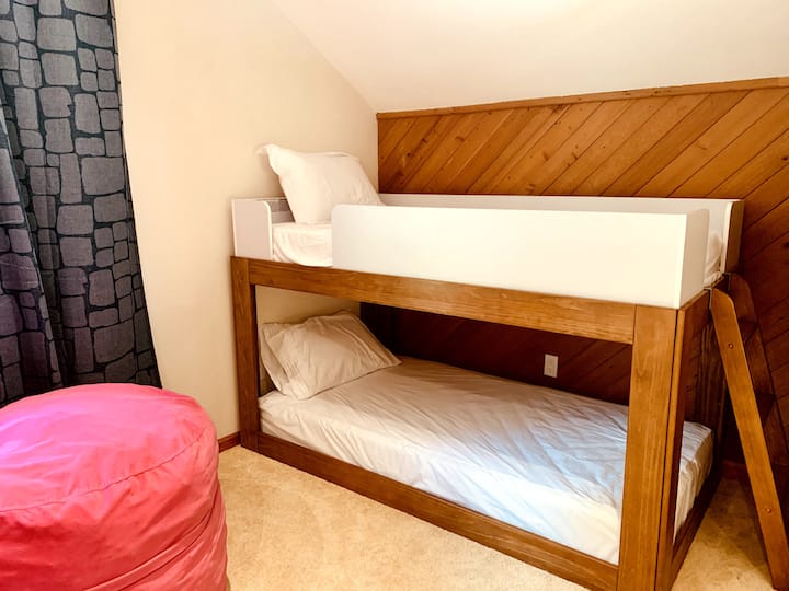 Ორსართულიან ოთახში ორადგილიანი საწოლების ერთი კომპლექტი. Ასევე, შედის Roku TV, შეფუთვა და უშუქო ფერები.