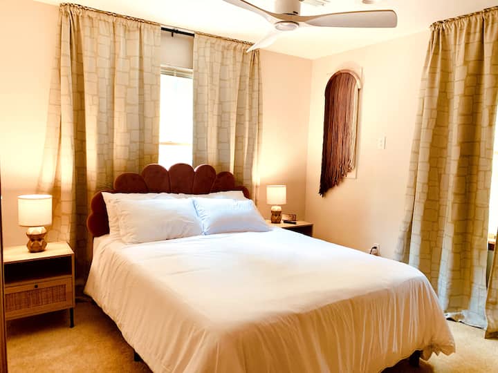 „ვარდისფერი ოთახი“ უნიკალური სტილით გამოირჩევა. Მოყვება ორადგილიანი საწოლი, Roku TV, გვერდითი მაგიდები და ლამპები, ჭერის ვენტილატორი, უშუქო ფარდები და ძაღლის სავარძელი. 