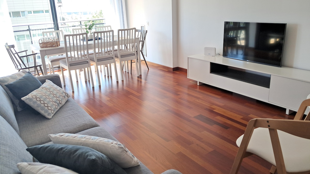 Beliebte Airbnb-Anzeige: Modern apartment with parking, close to the beach! in Sant Adrià De Besòs