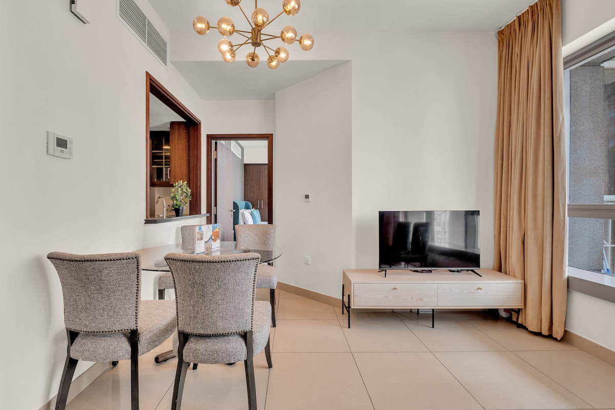 1 Bedroom Furnished Apartment with Fountain View 4