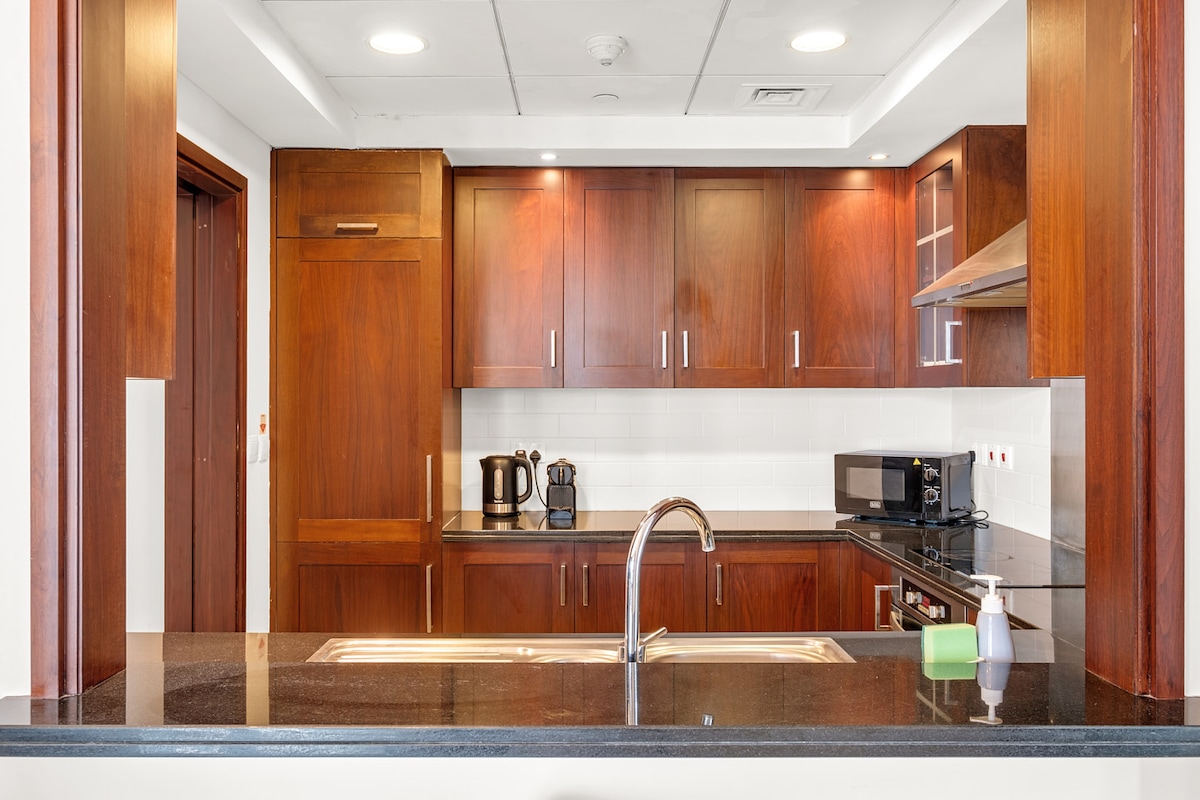 1 Bedroom Furnished Apartment with Fountain View 5