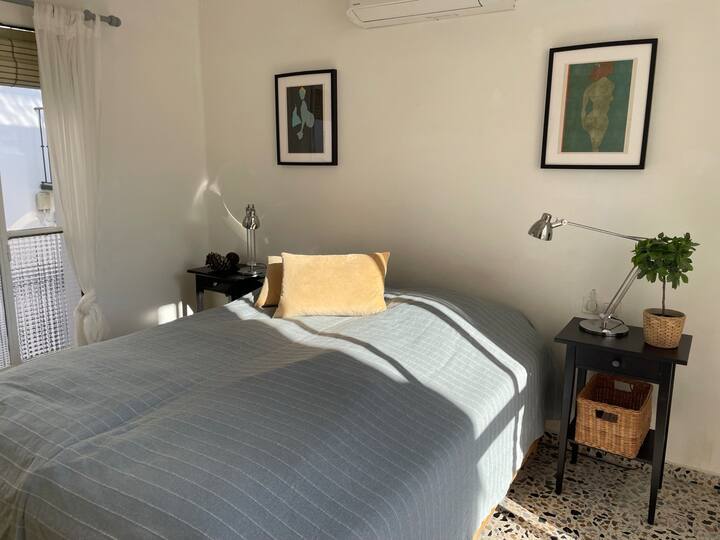 Primer piso - Dormitorio principal. Se puede instalar una cuna previa solicitud.
