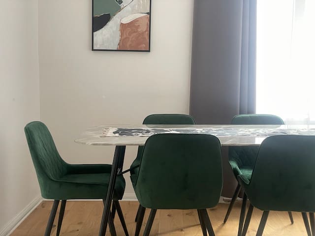 Up to 9 guests! Balcony, Groups-Friendly 5BR Apt