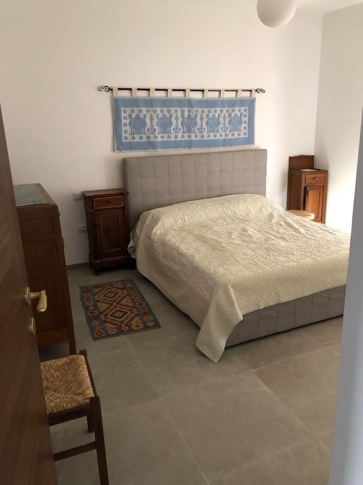 Jedan bračni krevet 180 cm x 200 cm.