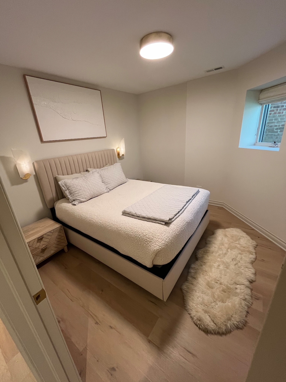 Удобна спална соба со плакар за закачување облека. Затемнети нијанси на прозорецот свртен кон запад. Спакувајте се и играјте достапни на барање. 