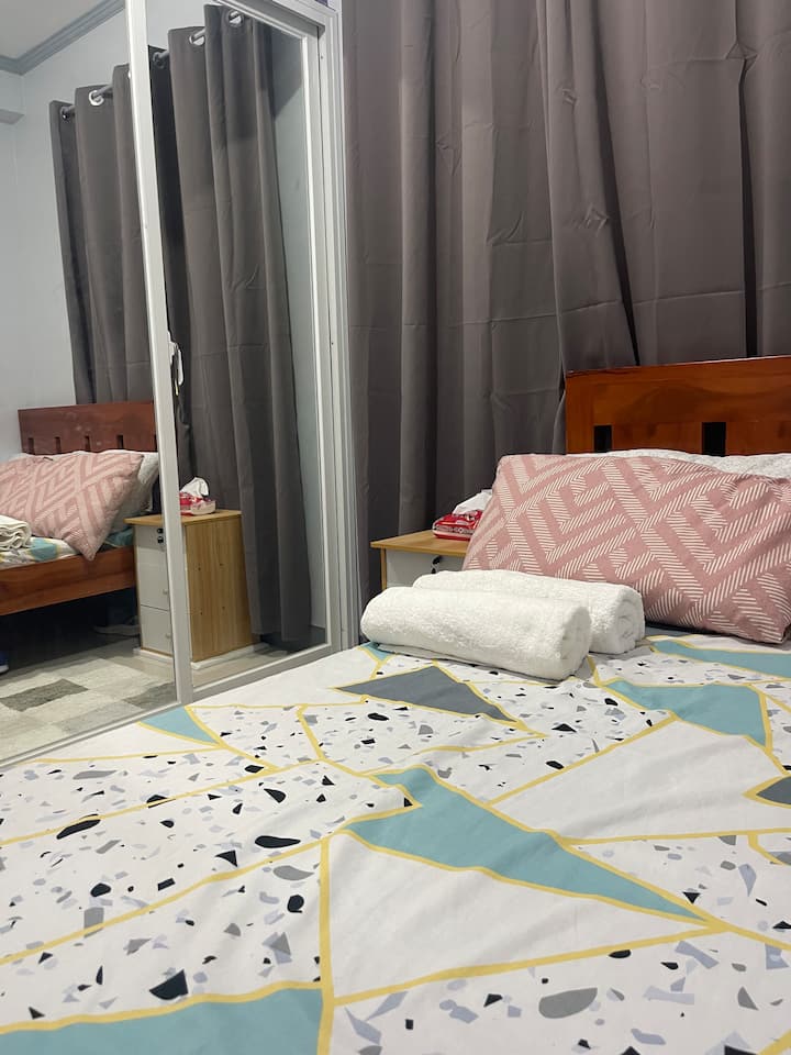 Queen Bed / modern sliding cabinet
eFan Included