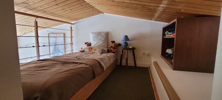Lit simple sur la mezzanine, parfait pour un enfant ou un ado
