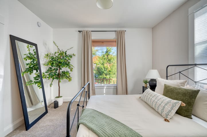 Close to Downtown + OHSU • 5BR • Sleeps 9