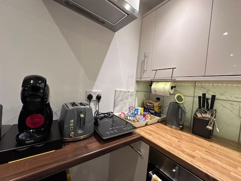 Top performing Airbnb: <Tiny cosy home> in Croydon