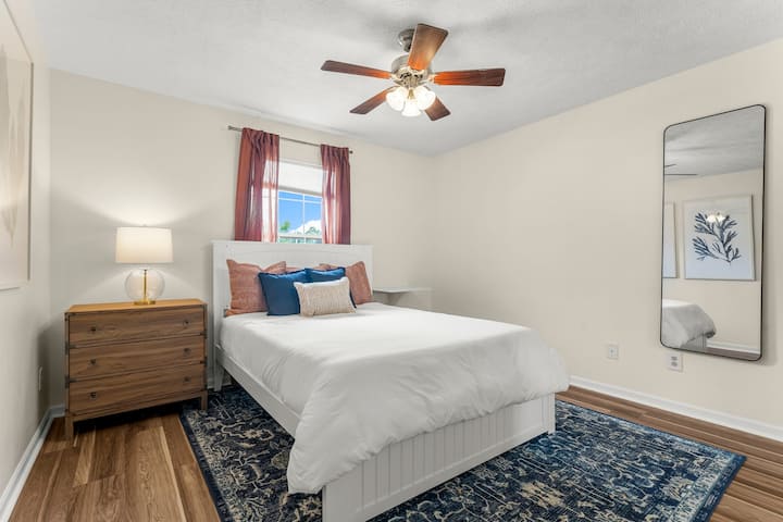 Útulná spálňa s manželskou posteľou, dvojitou posteľou, šatníkom, komodou a televízorom!