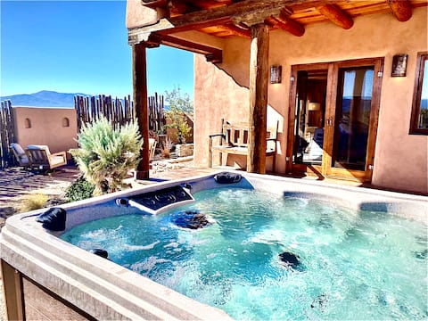 Hacienda Harwood. HotTub, 2 Livingrooms Sleeps 6-8