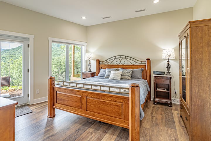 Спална соба на приземје со брачен кревет (широк 150-179 см).    Фантастичен поглед кон планината.