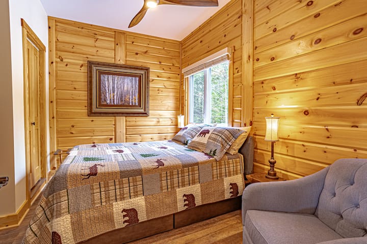 Спална соба на главниот кат со брачен кревет (широк 150-179 см) и простор за седење.