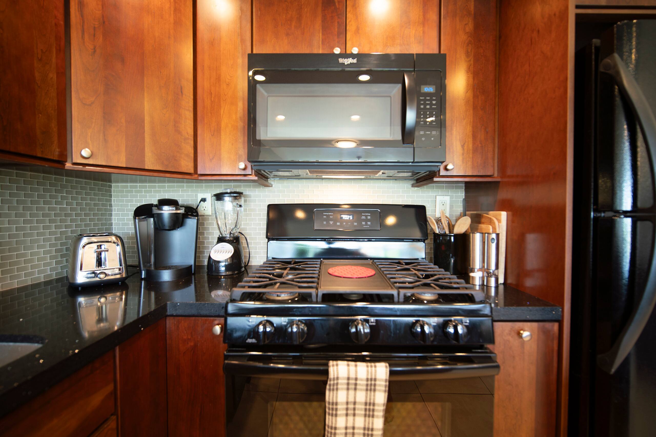 Locally owned, 1 BR w/ AC. Walk to the beach! - Image 9