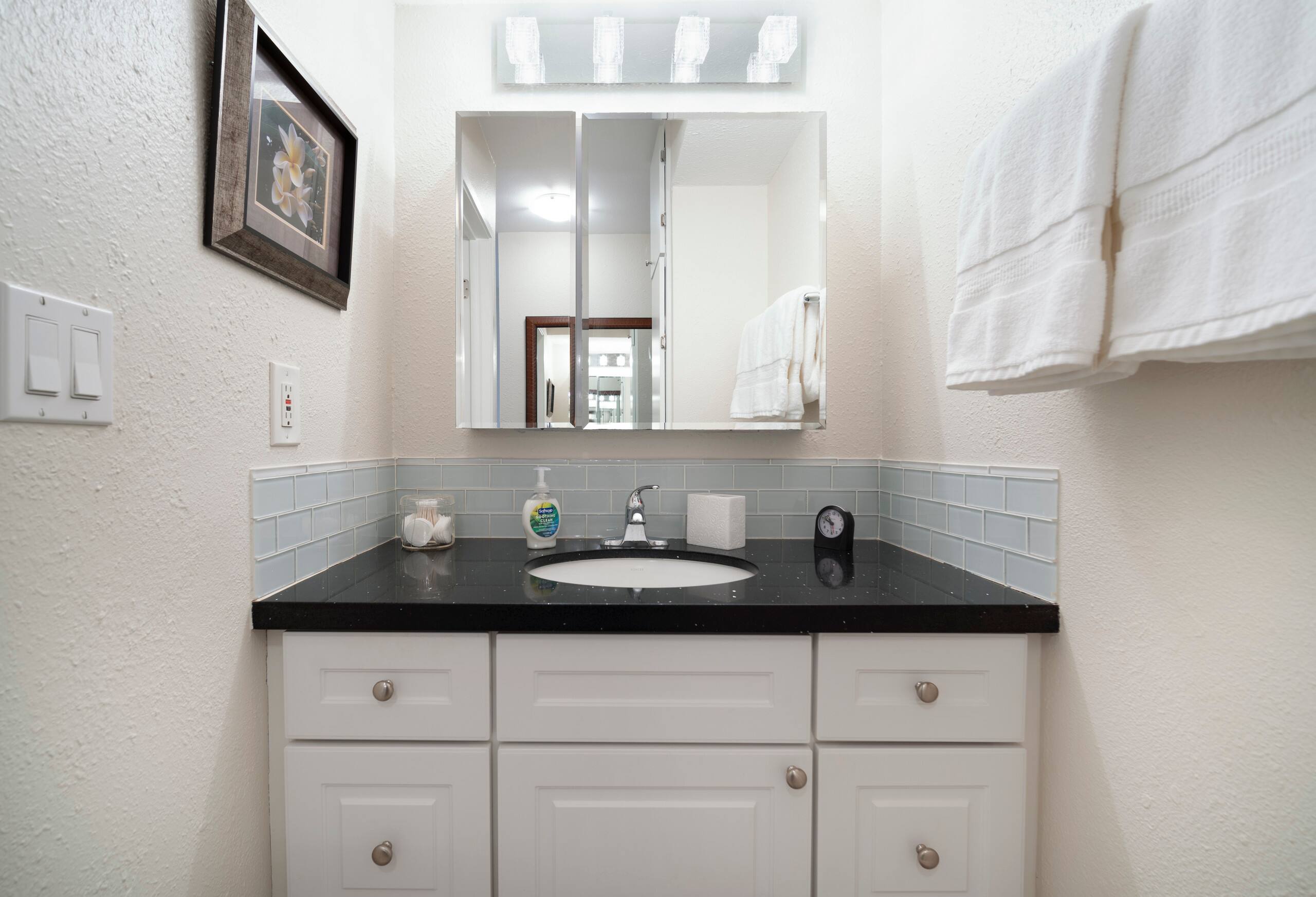 Locally owned, 1 BR w/ AC. Walk to the beach! - Image 15