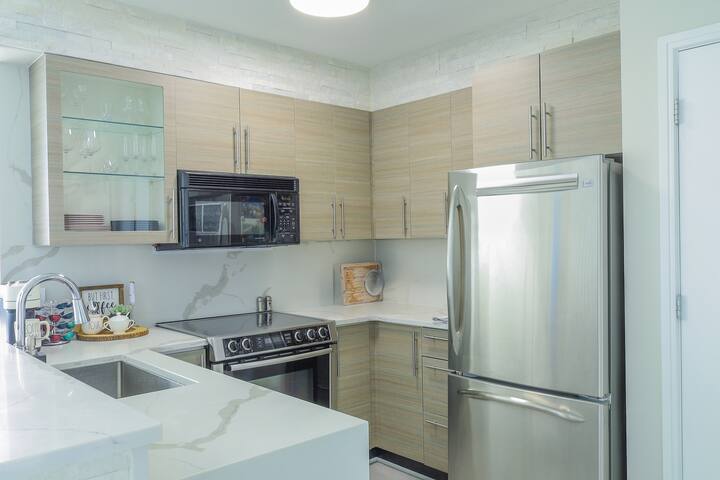 Downtown 2-Level Penthouse, Ocean & Mountain Views gallery image 5