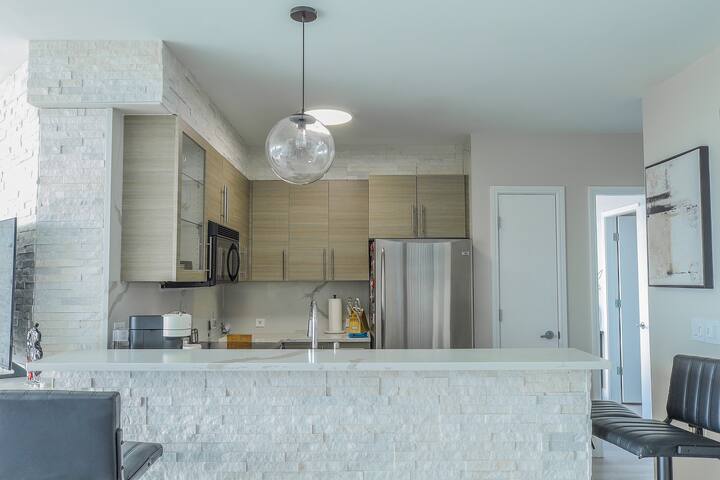 Downtown 2-Level Penthouse, Ocean & Mountain Views gallery image 4