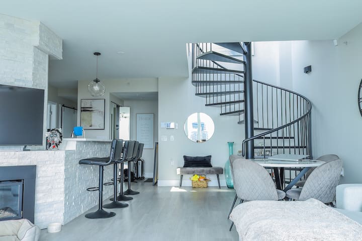 Downtown 2-Level Penthouse, Ocean & Mountain Views gallery image 2