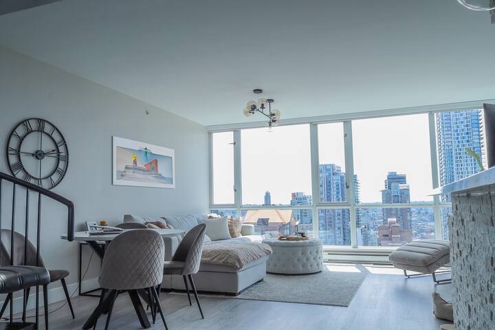 Downtown 2-Level Penthouse, Ocean & Mountain Views gallery image 3