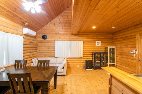 Relaxing stay in the log house suite room with a home theater