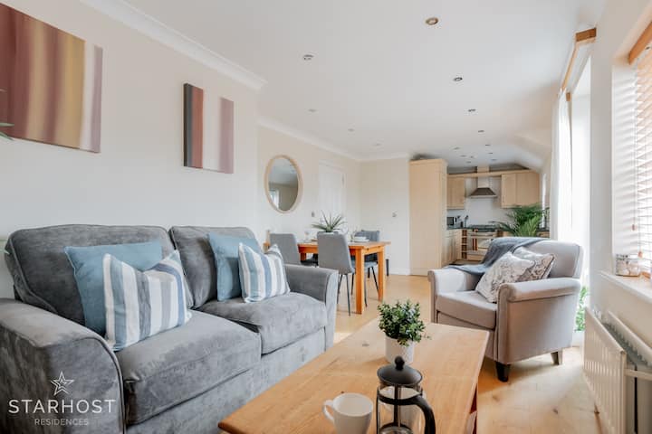 La cocina es amplia y fluye muy bien hacia el espacio de estar