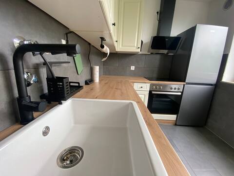 Beliebte Airbnb-Anzeige: Blue Lagoon | 2.5 Rms, Balcony, Smart TV, Kitchen in Hochheide