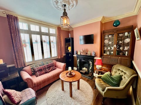 Successful Airbnb property: Charming Old Town Cottage: double & kingsize beds in Newby And Scalby